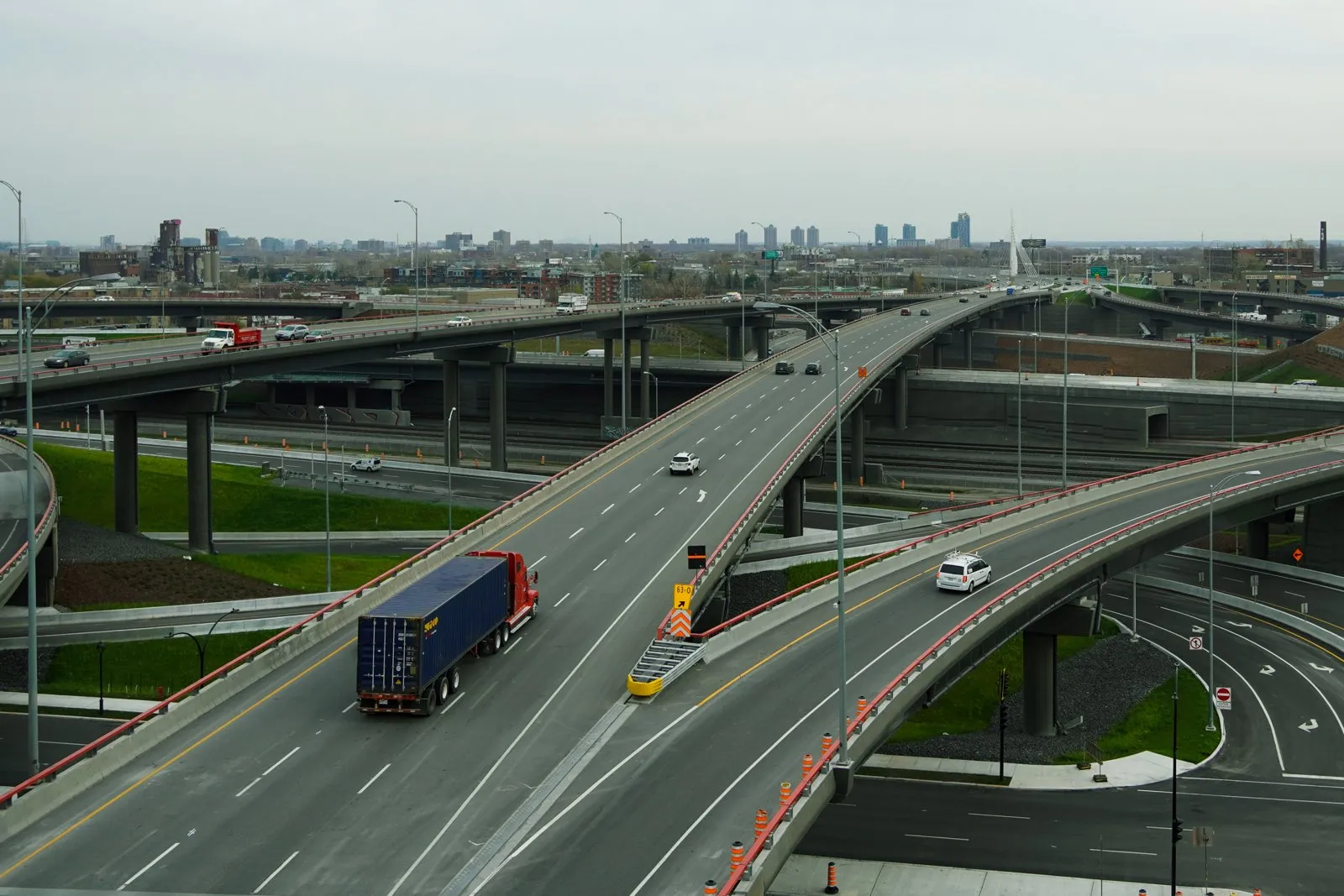 Tractor-trailer on a highway (symbolic image)