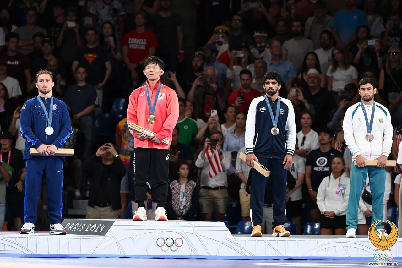 Paris 2024 men's freestyle 57kg award ceremony with Aman Sehrawat — NOC of Uzbekistan, CC BY 4.0, Wikimedia Commons