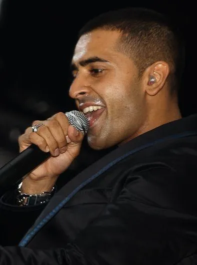 Jay Sean performing